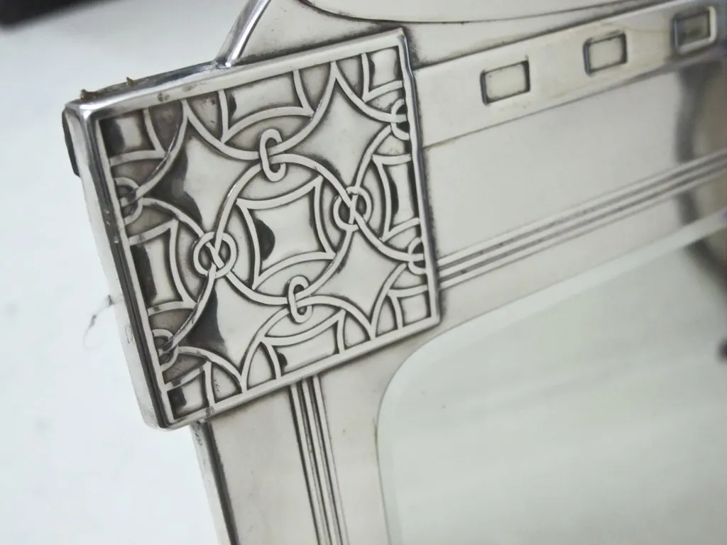 miroir ancien avec des détails intriqués sur le bord