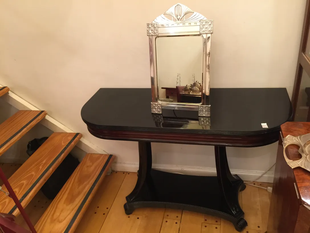 Miroir ancien avec un cadre orné dans un cadre élégant.