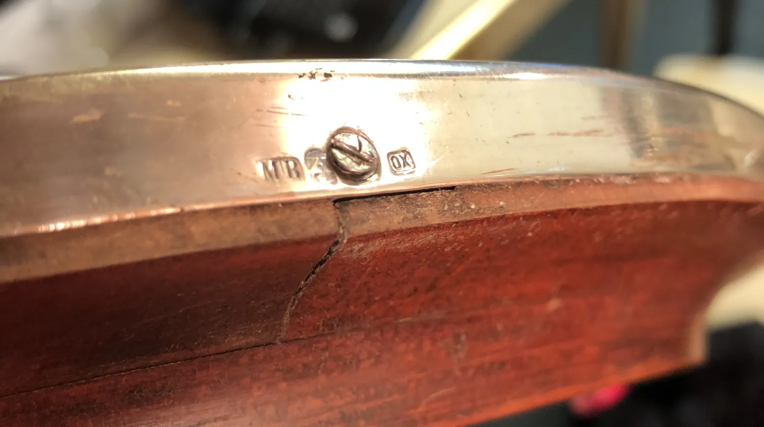 古董镜子，具有装饰细节，温馨氛围