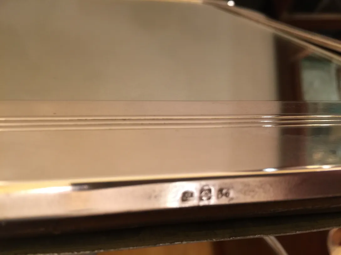 espejo antiguo con detalles brillantes y una superficie pulida