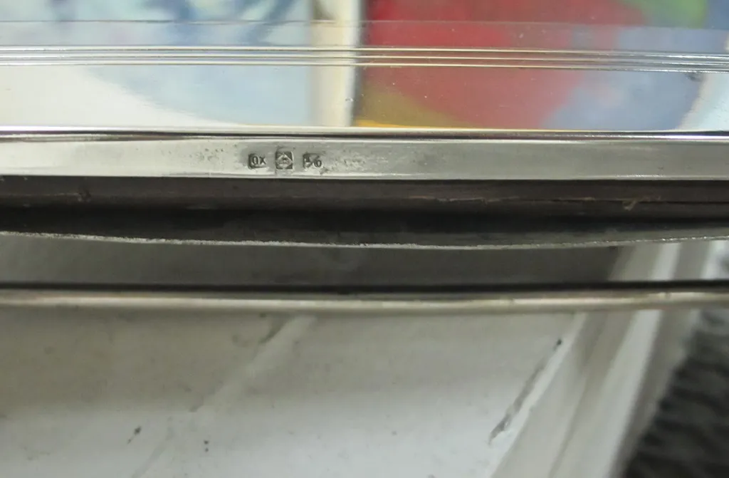 مرآة عتيقة بتفاصيل فنية جديدة، زخرفية.