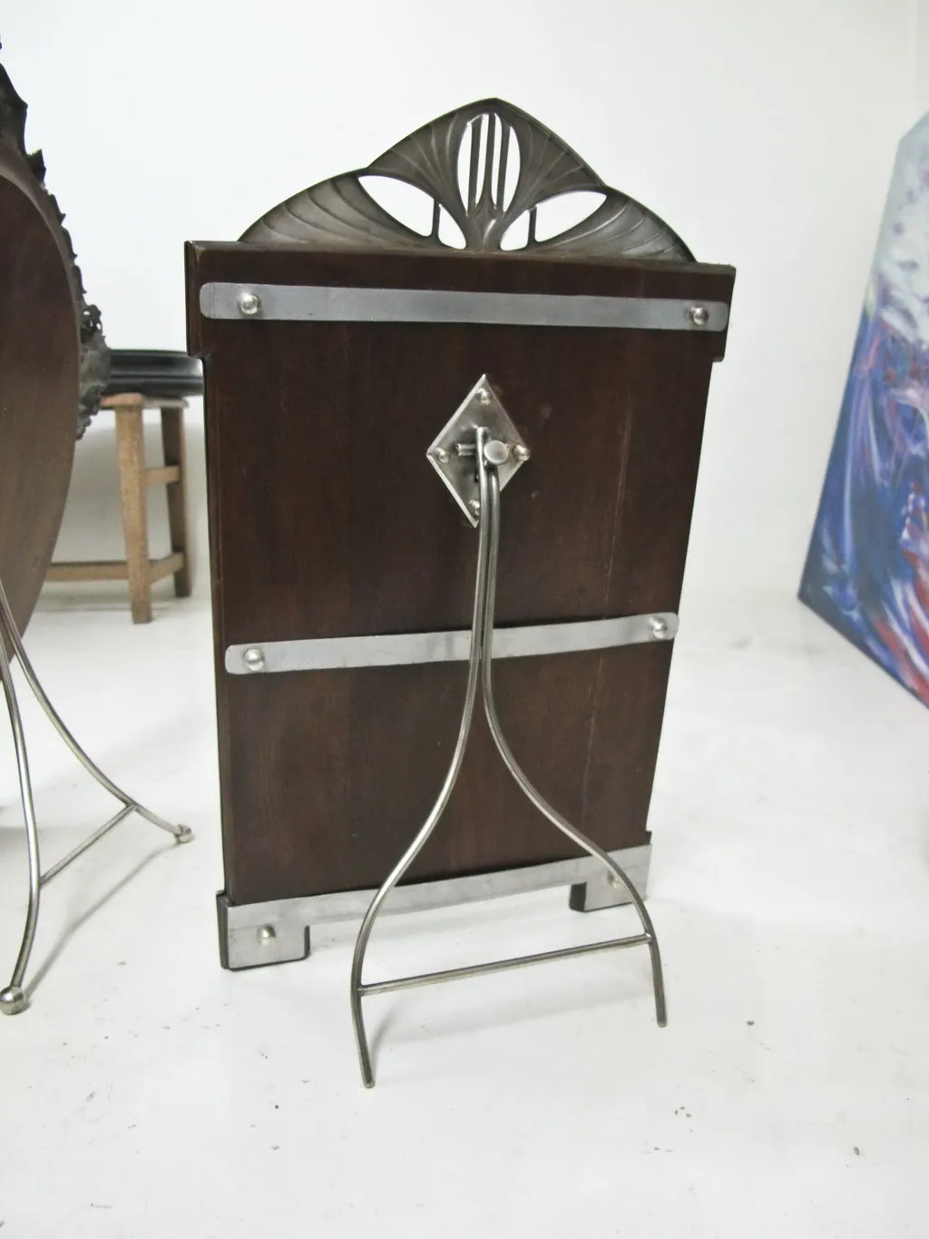 espejo antiguo con soporte metálico, diseño art nouveau, en un entorno minimalista.