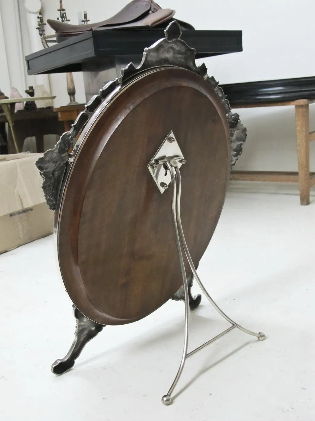 Antiker Spiegel mit dekorativem Sockel im Art Nouveau-Stil, heller Hintergrund.