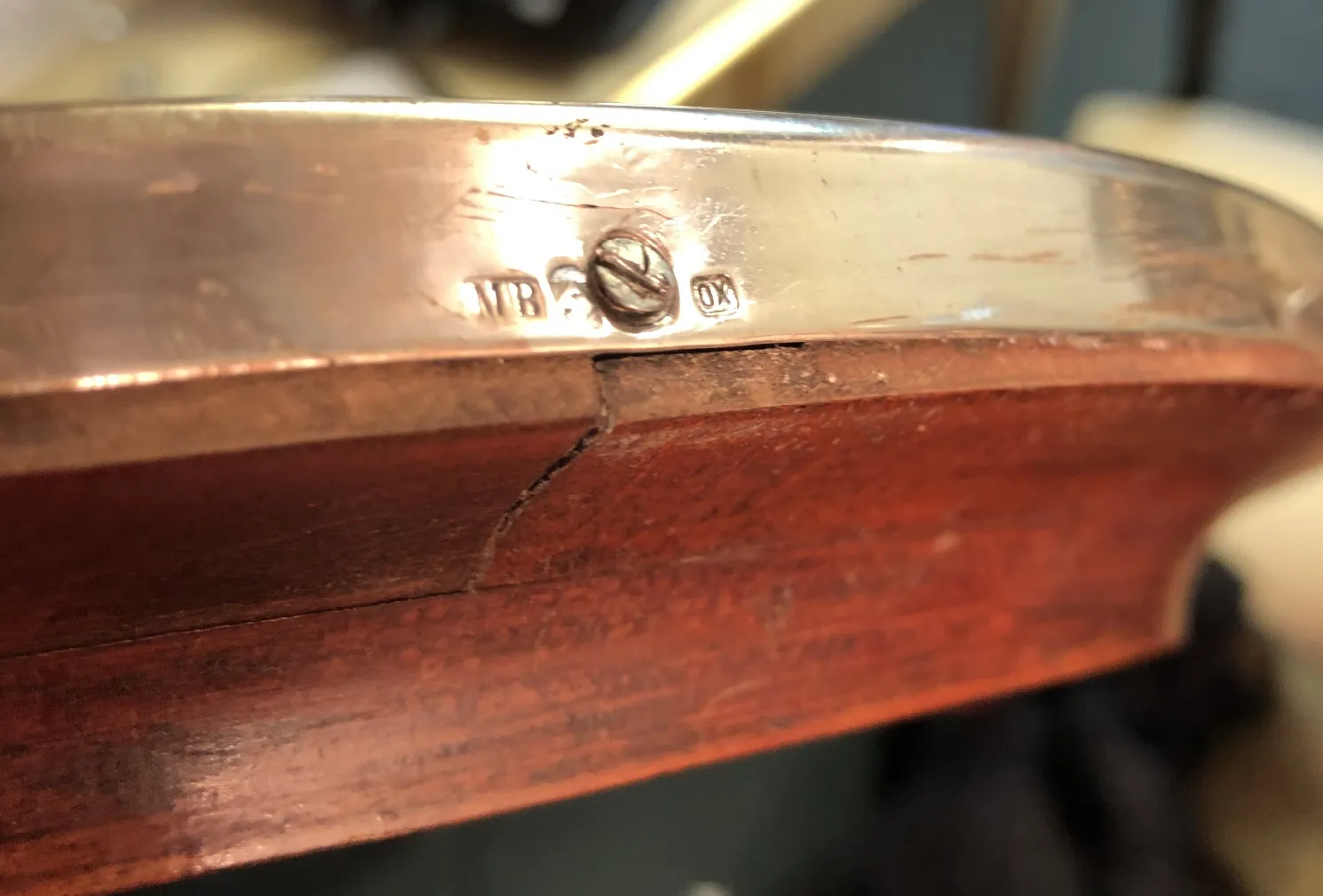 specchio antico in stile art nouveau con dettagli incisi