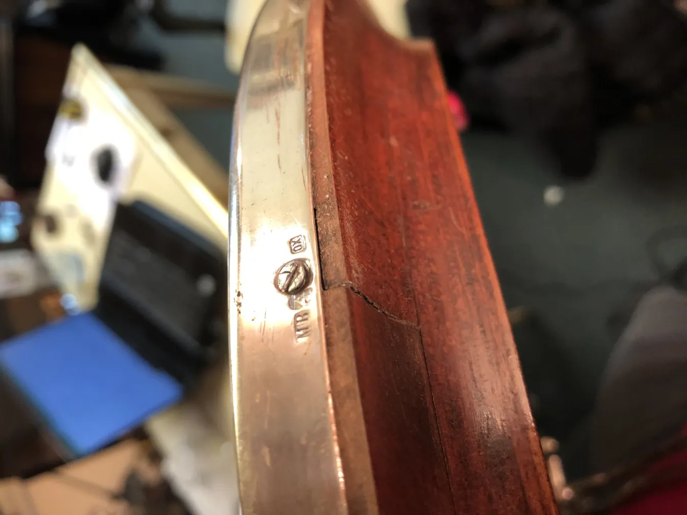 Espejo antiguo con detalles decorativos en un entorno clásico.