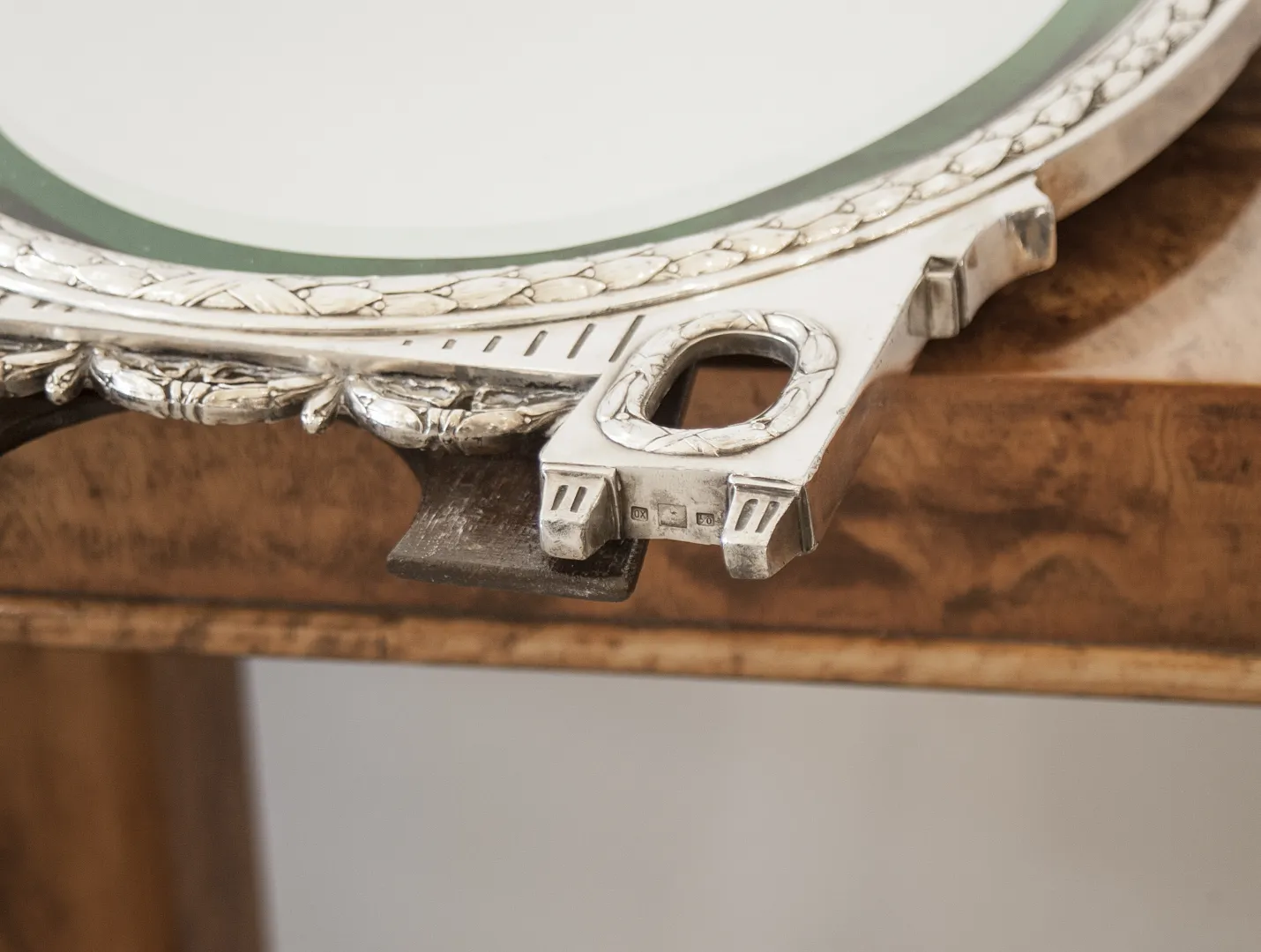 specchio antico con decorazione intricata nella parte superiore.