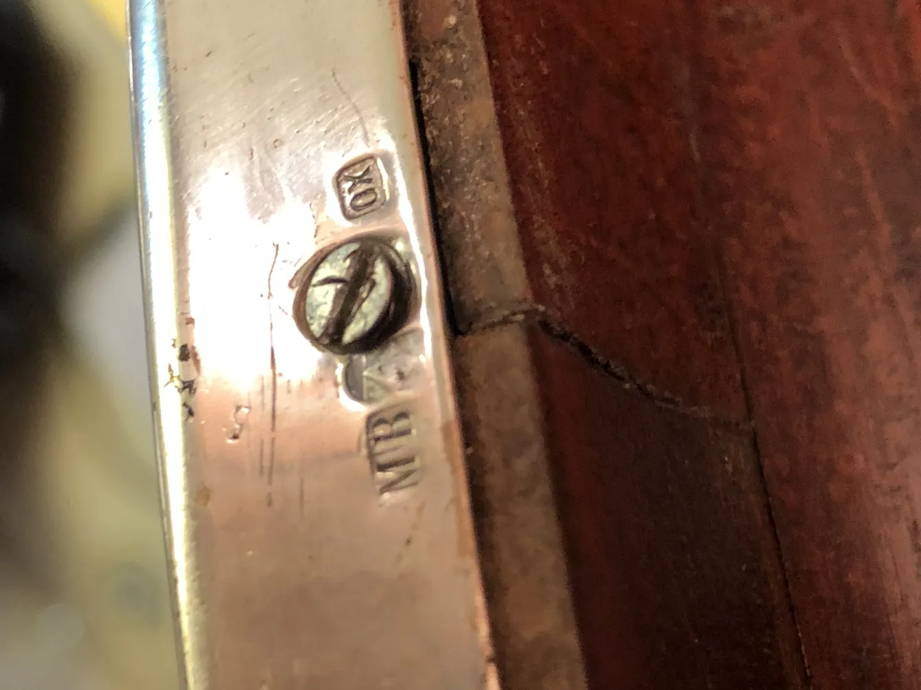 아르누보 세부 사항이 있는 고전적인 거울, 스타일리시하고 장식적