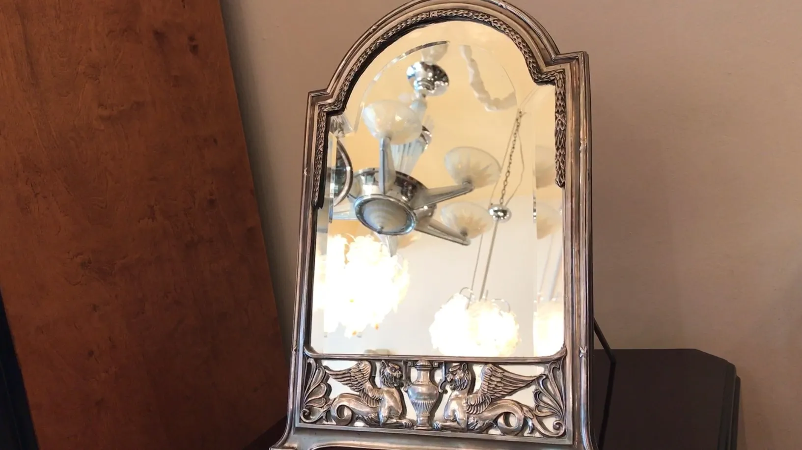 古董装饰镜子，弯曲形状和新艺术风格的雕刻，在优雅的环境中