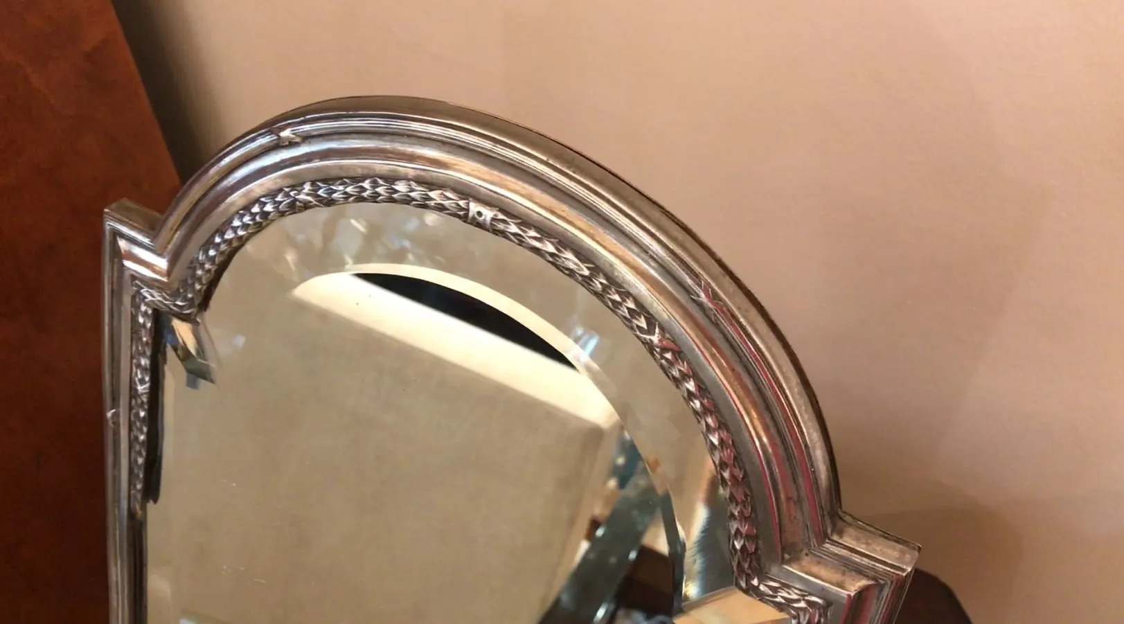 Specchio antico con telaio dettagliato in stile Art Nouveau.