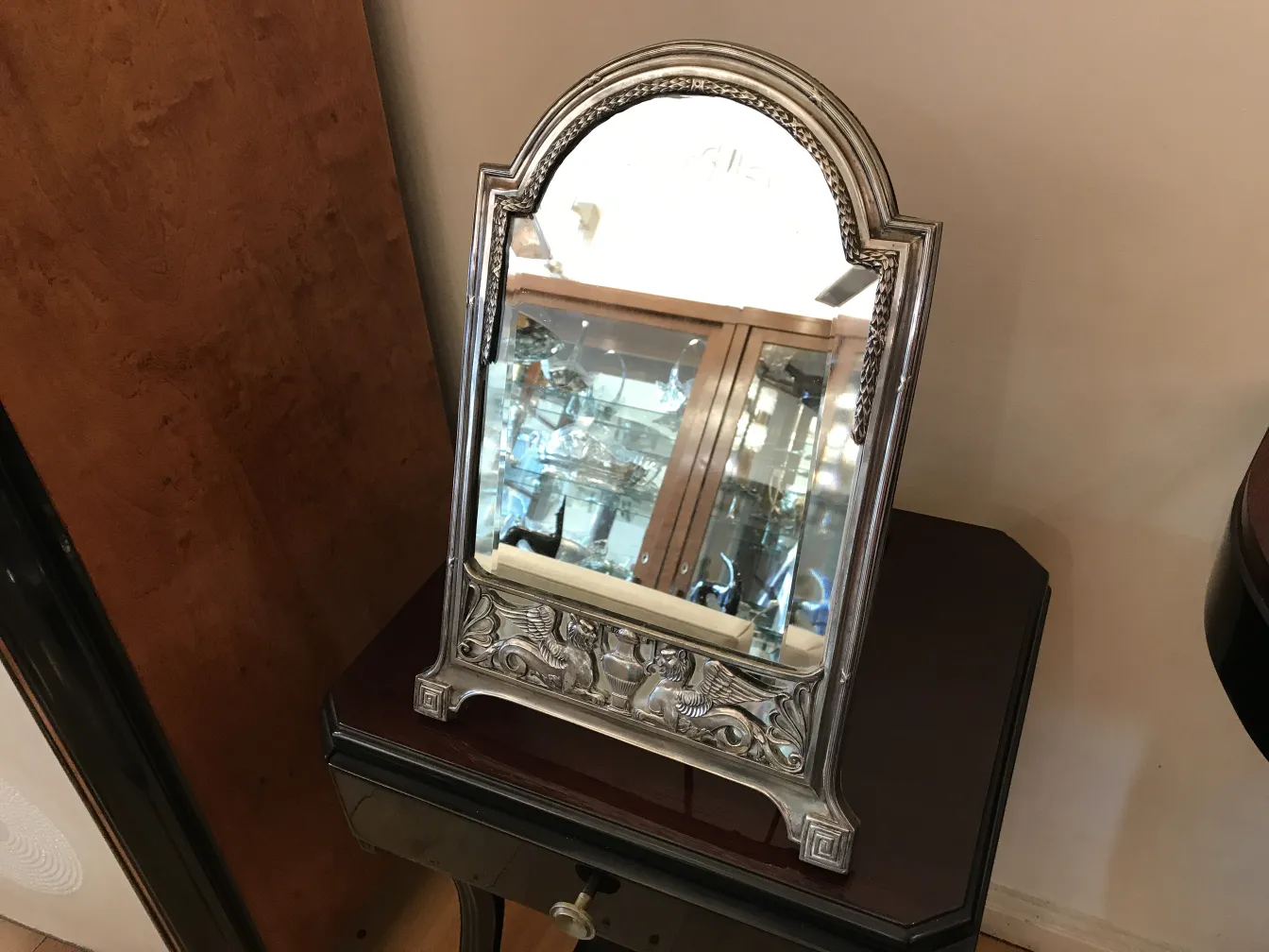 antik dekorierter Spiegel im Art-Nouveau-Stil