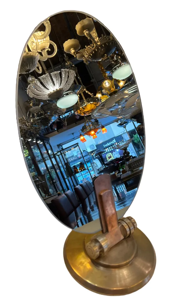 espelho antigo refletindo um ambiente elegante com luzes