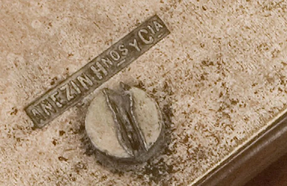 Antigo espelho de maquiagem com detalhes em art nouveau