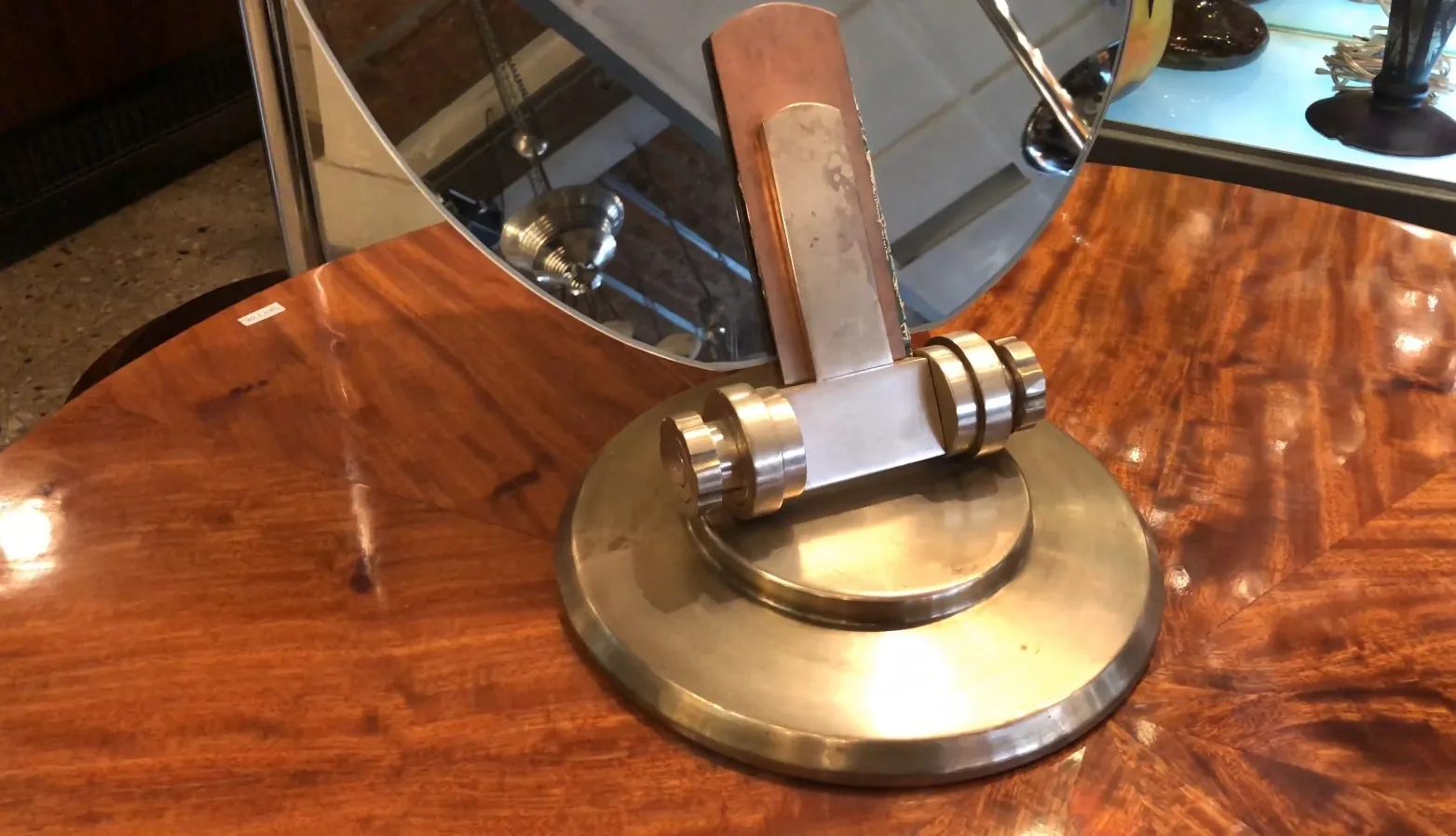 antikes Spiegel mit dekorativem Fuß, Art Nouveau-Stil