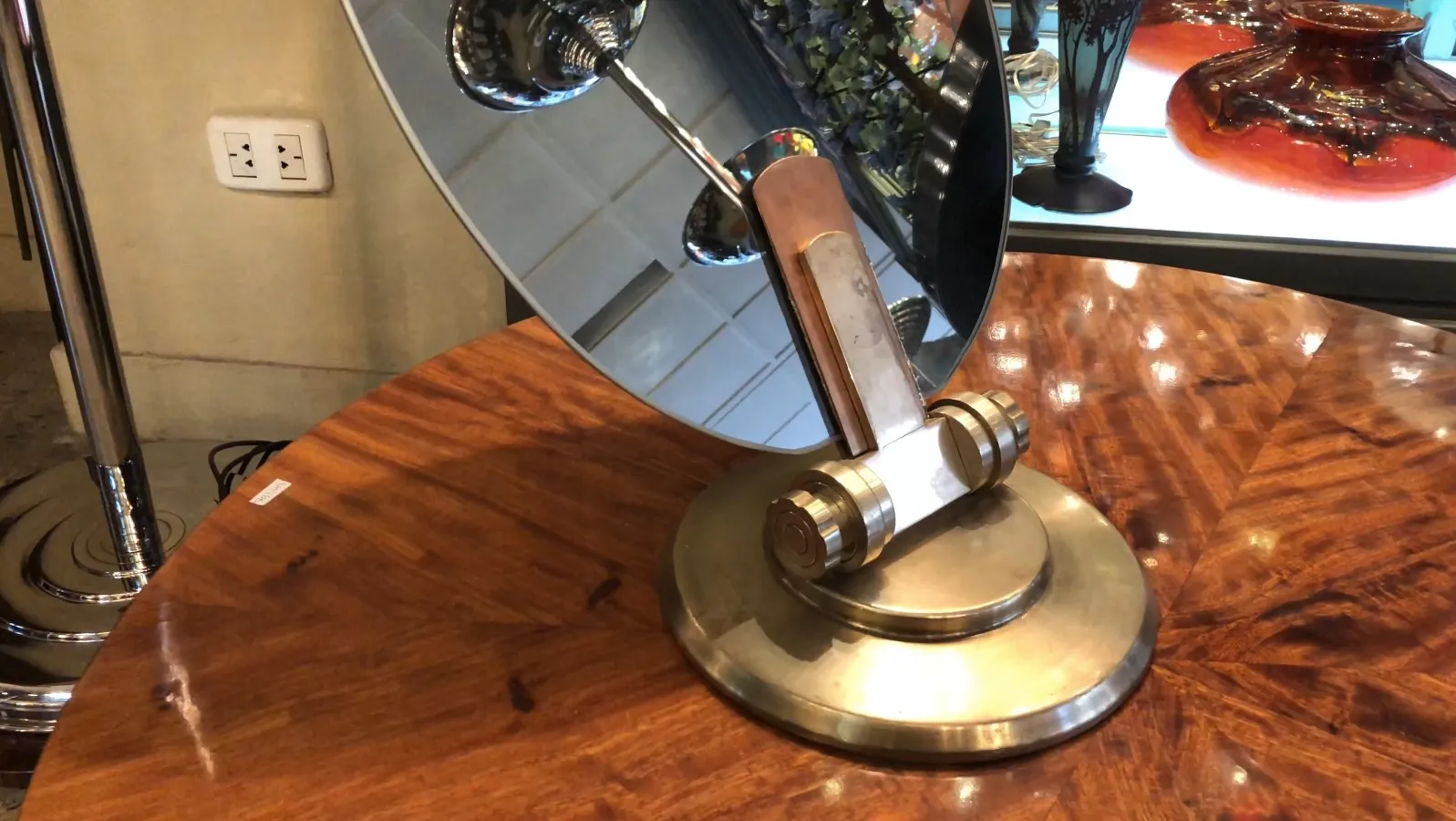 Espelho antigo com base, estilo Art Nouveau, em um ambiente elegante