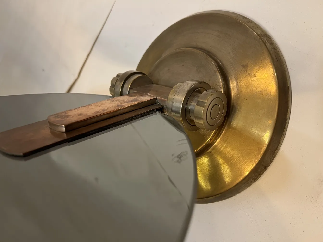 espelho antigo com moldura de metal dourado e design clássico