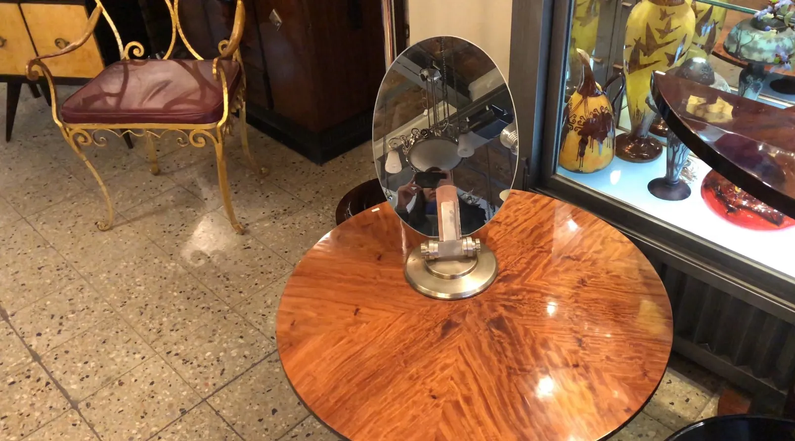 espelho antigo com base decorativa em ambiente vintage