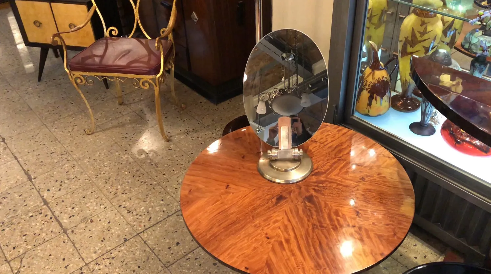 miroir oval antique sur une table en bois, avec ambiance classique