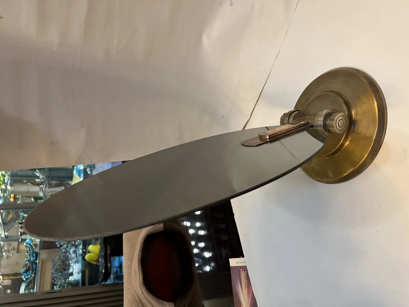 पुराना ऐना आर्ट नवो के साथ, शानदार परावर्तन.