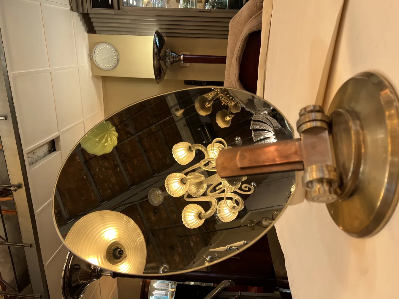 Miroir ancien avec support, environnement lumineux, style Art Nouveau.