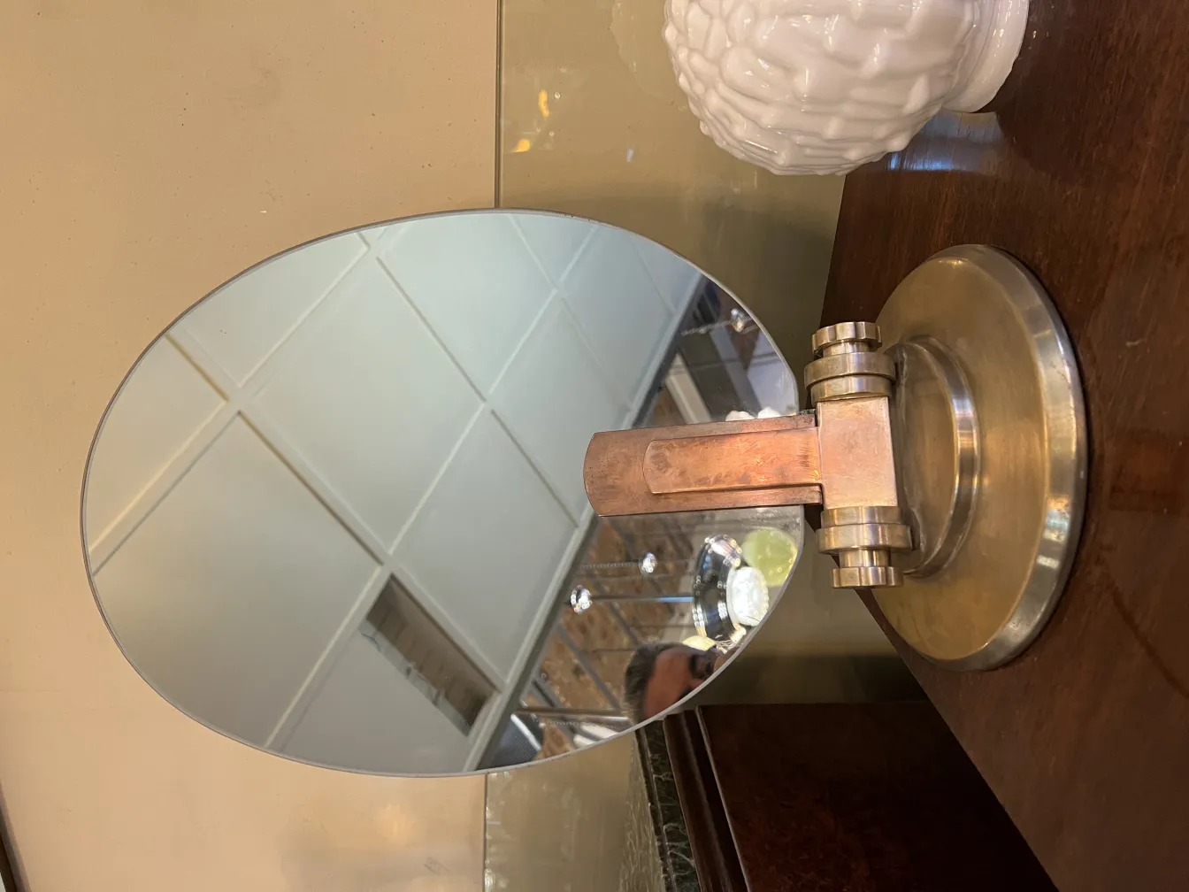 specchio antico con supporto, decorazione elegante in ambiente classico