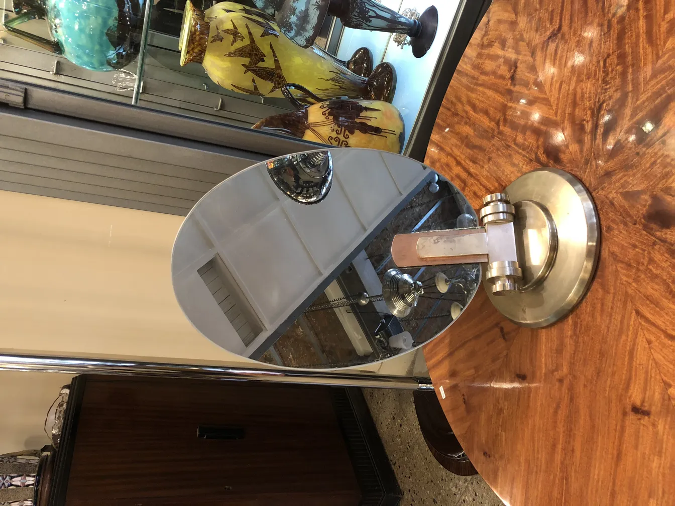 старинное овальное зеркало с металлической подставкой в классическом интерьере