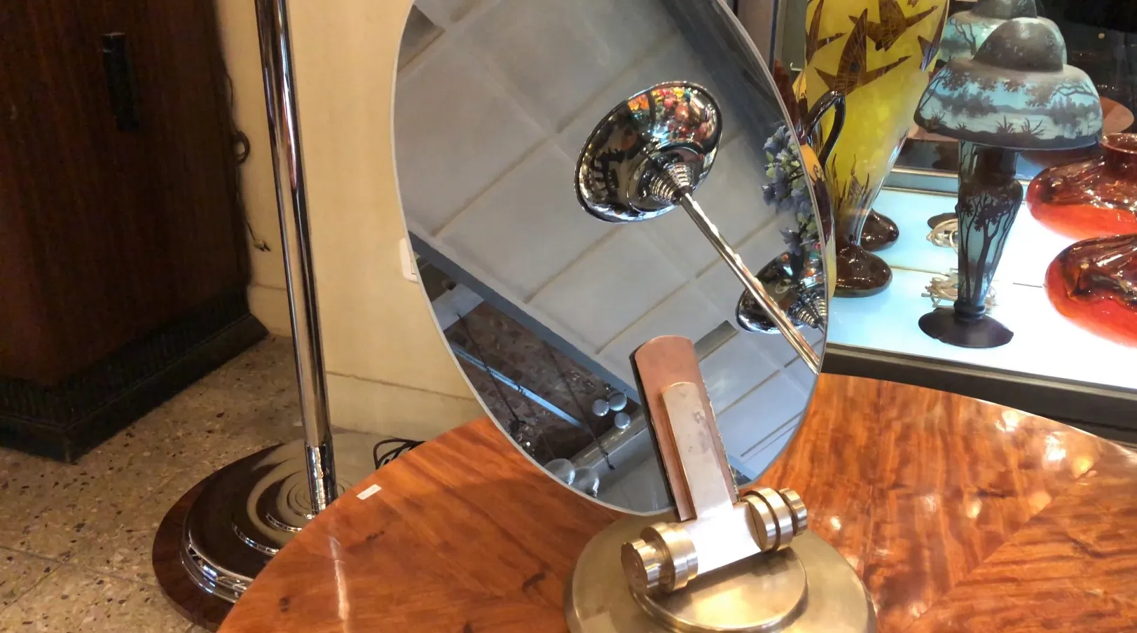 Старинное зеркало на декоративной подставке в классической обстановке.