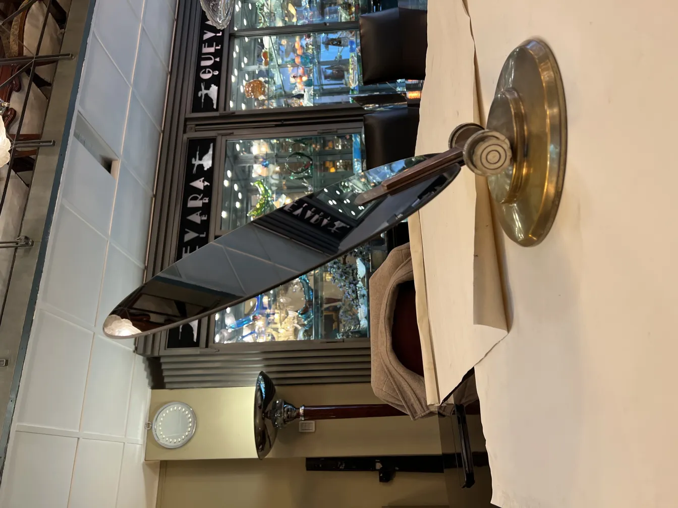 Miroir ancien avec base, réfléchissant et élégant.