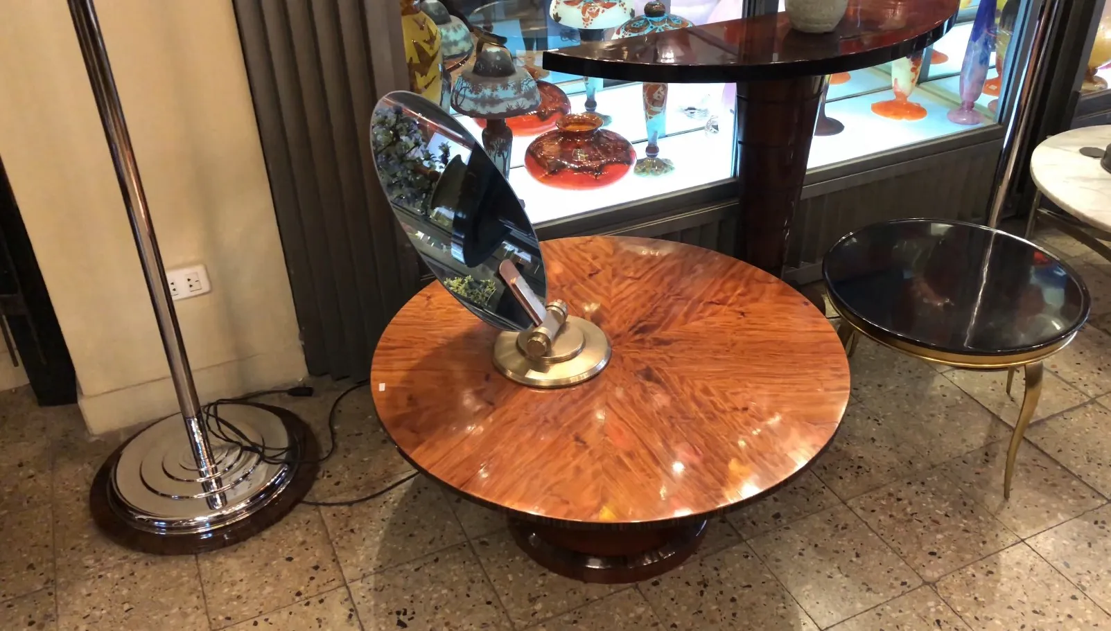 espejo antiguo en una mesa de madera con una base dorada