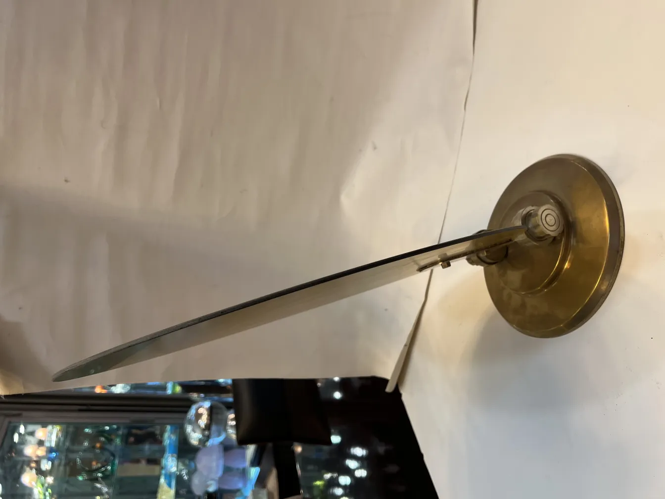 Specchio antico in stile Art Nouveau con base elegante.