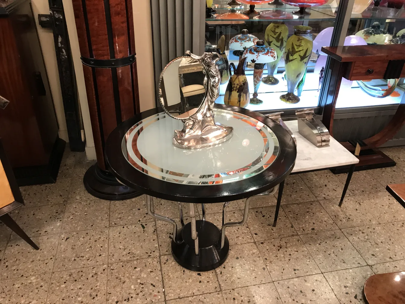 Espejo antiguo Art Nouveau en una mesa elegante con luz de fondo.