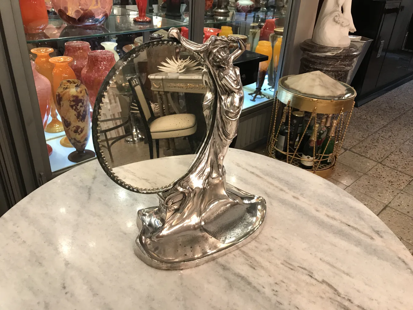 античное зеркало с художественным дизайном, цветной фон