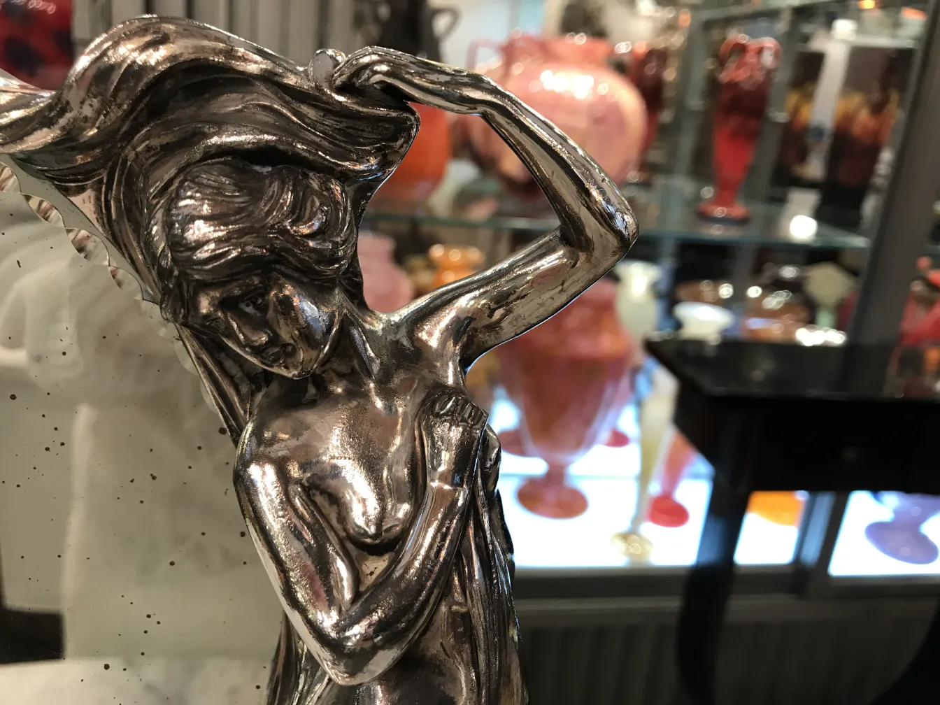 miroir ancien avec design art nouveau et figure féminine