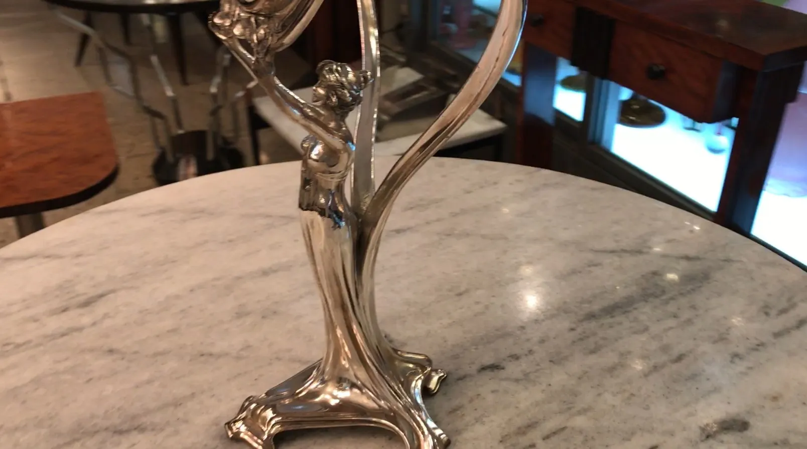 specchio antico con base a figura di donna