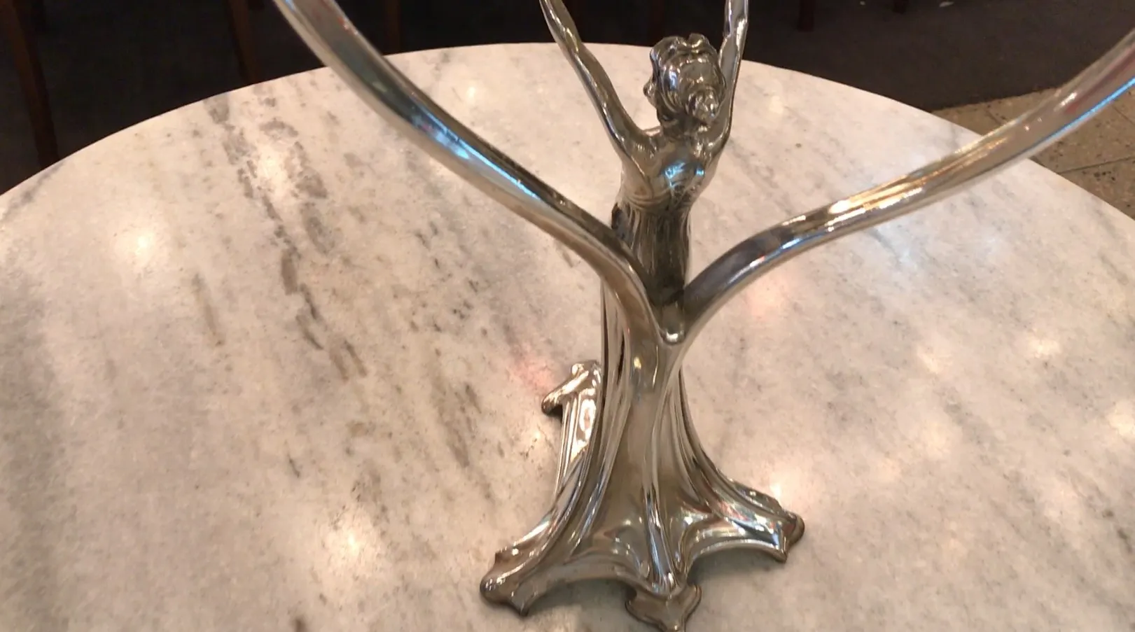 espelho antigo com suporte elegante de figura feminina