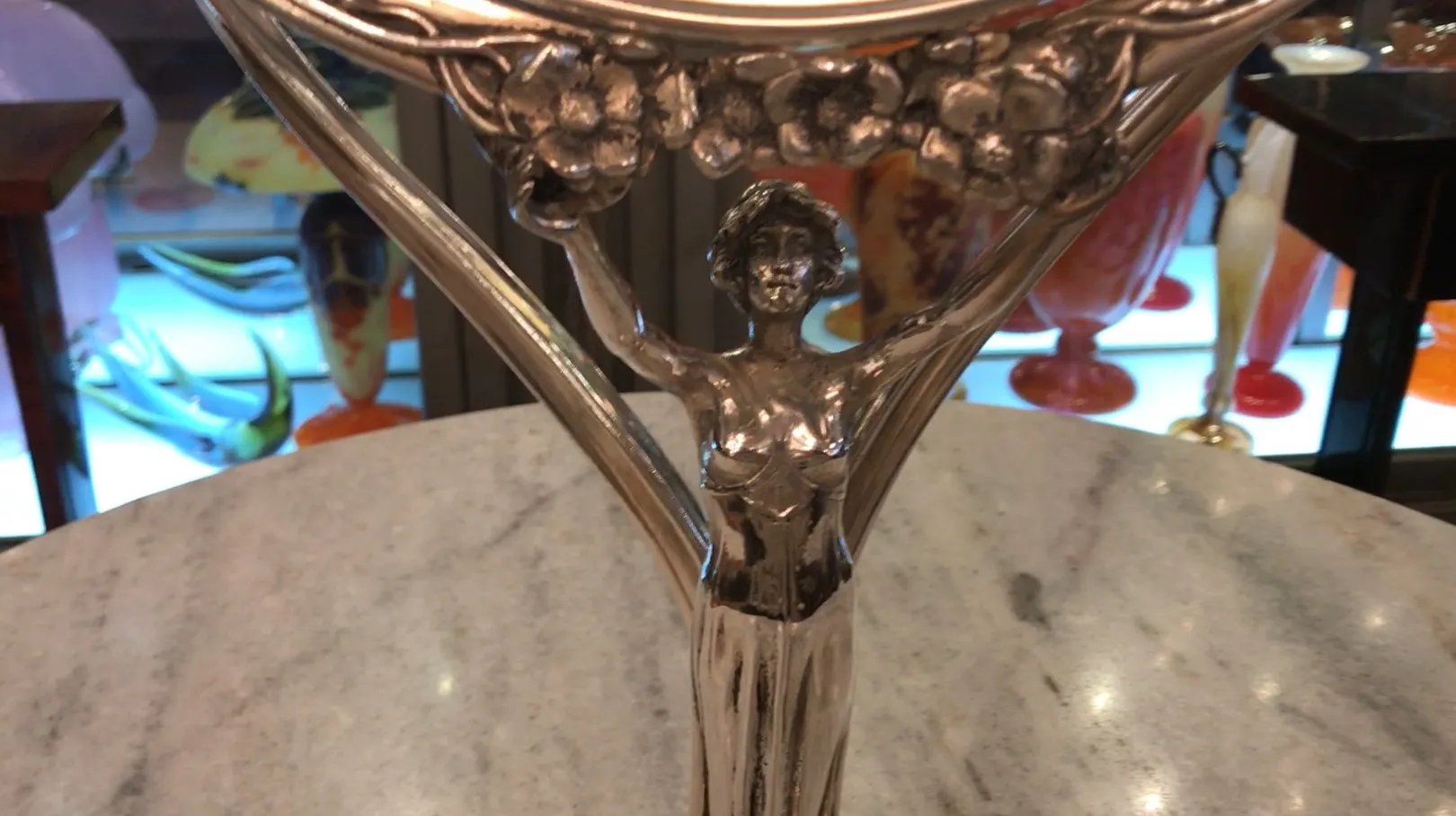 miroir ancien avec figure décorative