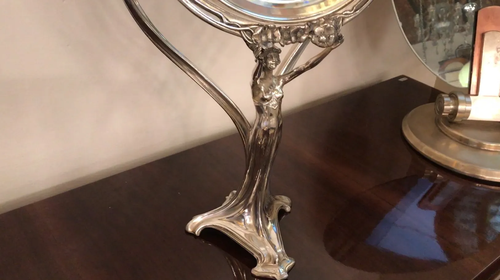 espelho antigo com base decorativa de mulher em estilo Art Nouveau