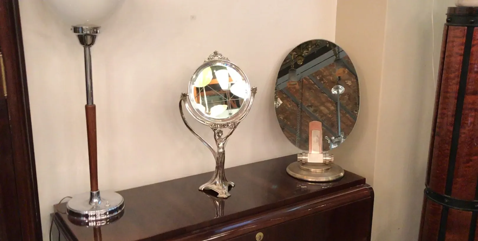 specchio antico da tavolo con base e design ovale