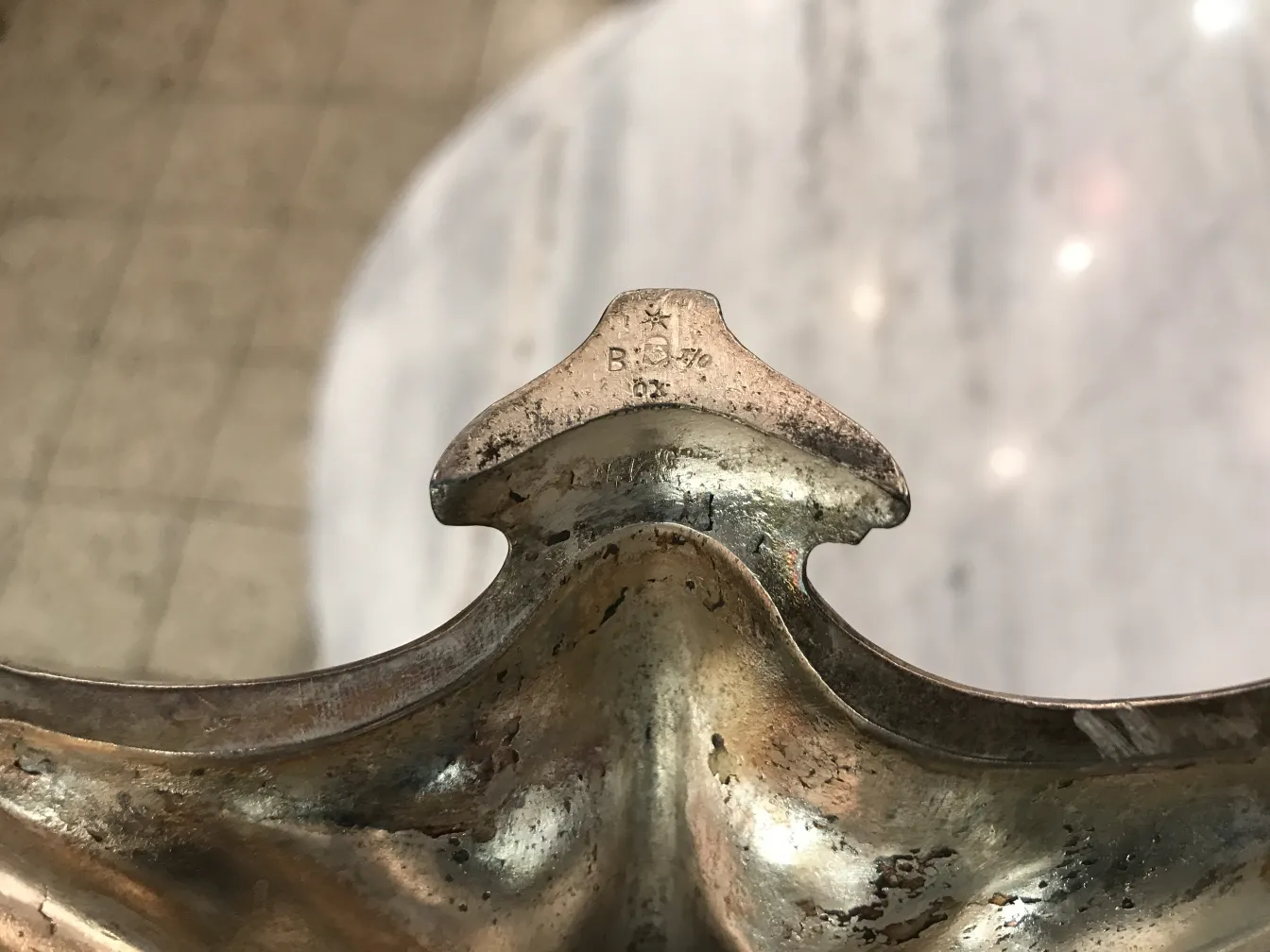 古董装饰镜的优雅细节在经典环境中