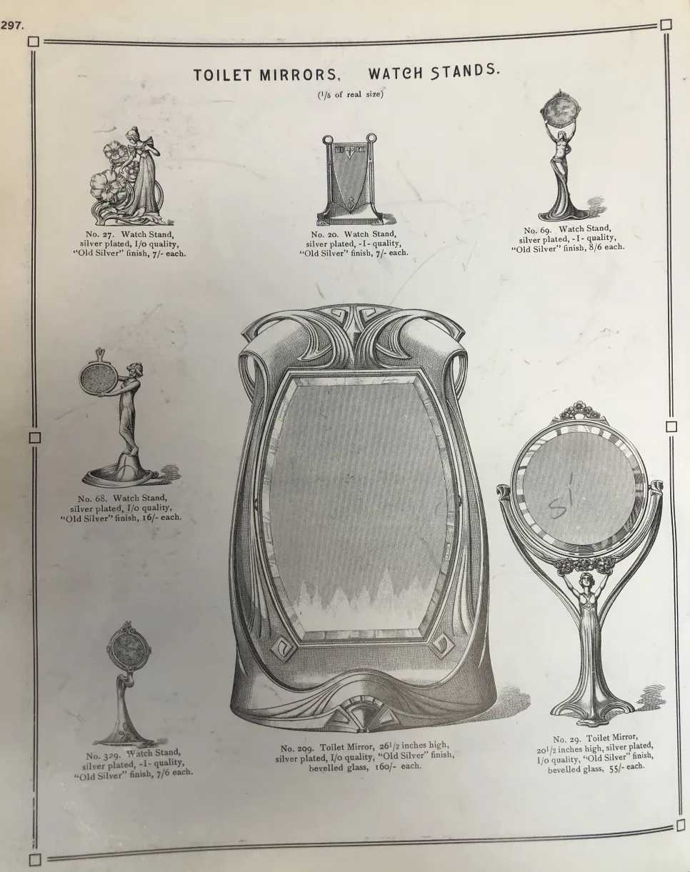 miroir antique de style Art Nouveau avec un design élégant, fond blanc