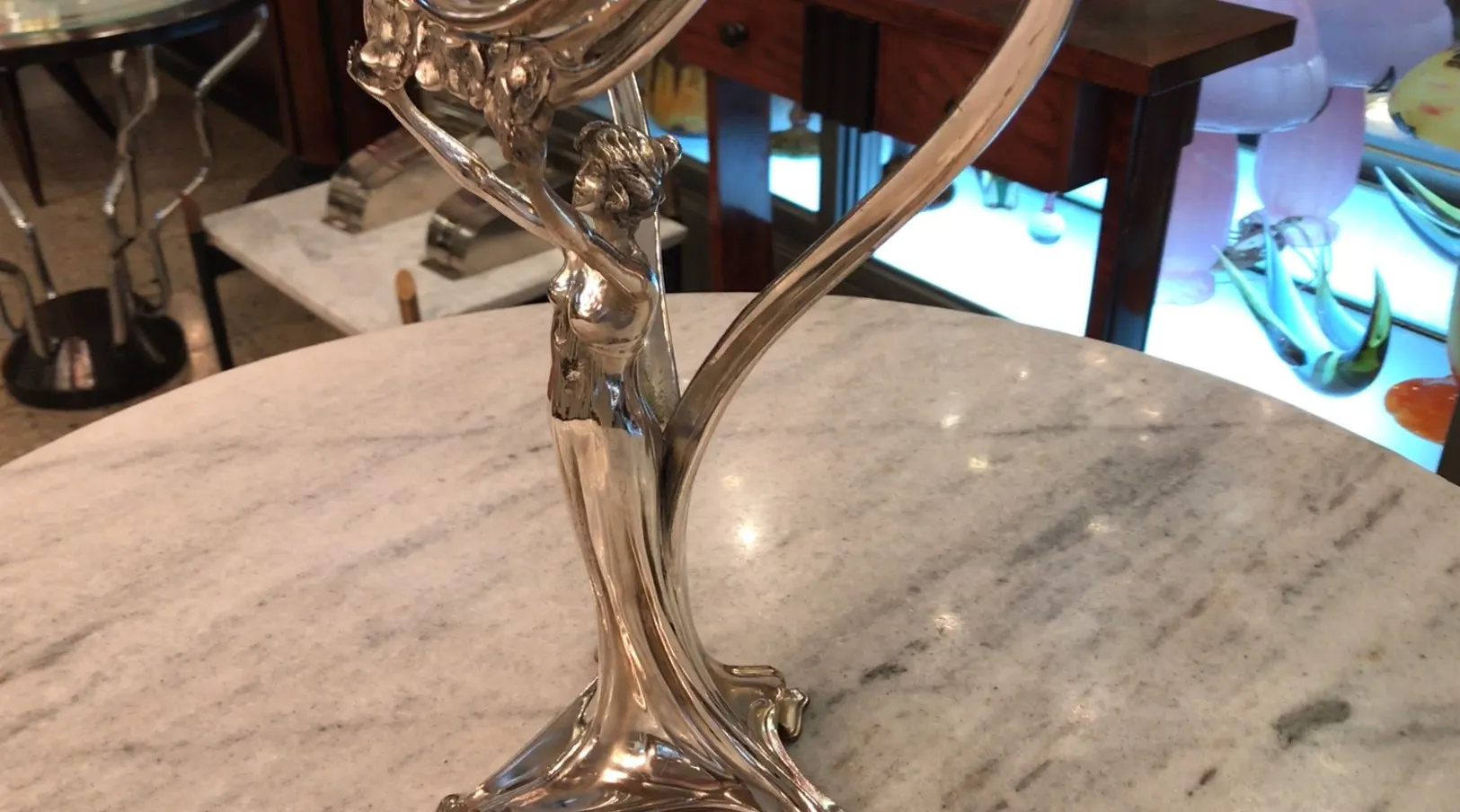 espelho antigo art nouveau com base decorativa e figura