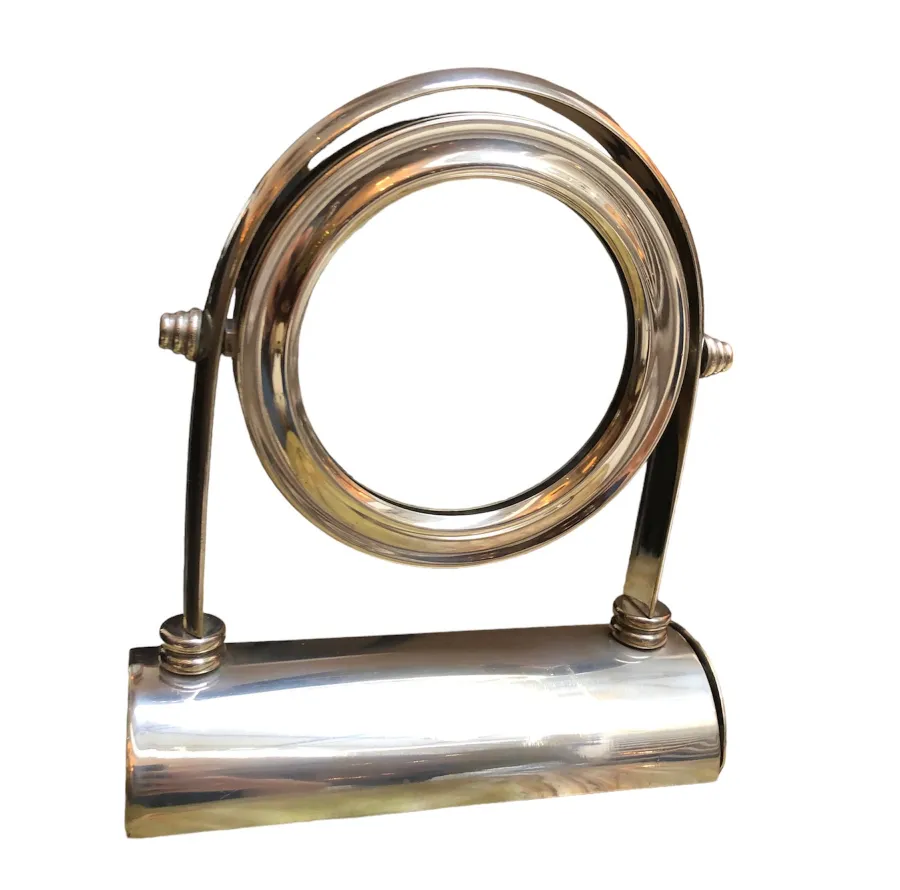 Specchio antico con design artistico su un supporto elegante.