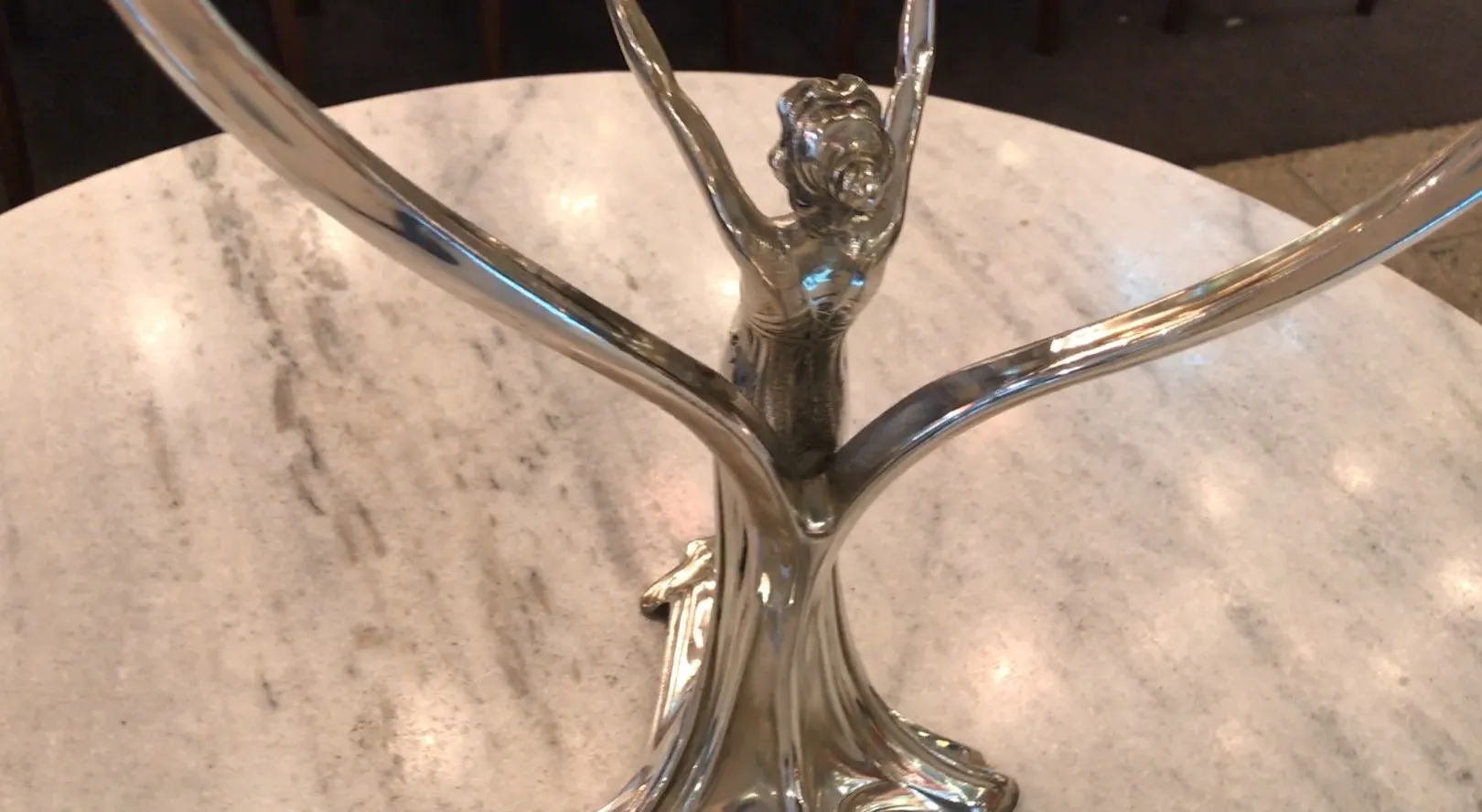 miroir ancien avec base sculpturale en art nouveau, ambiance élégante