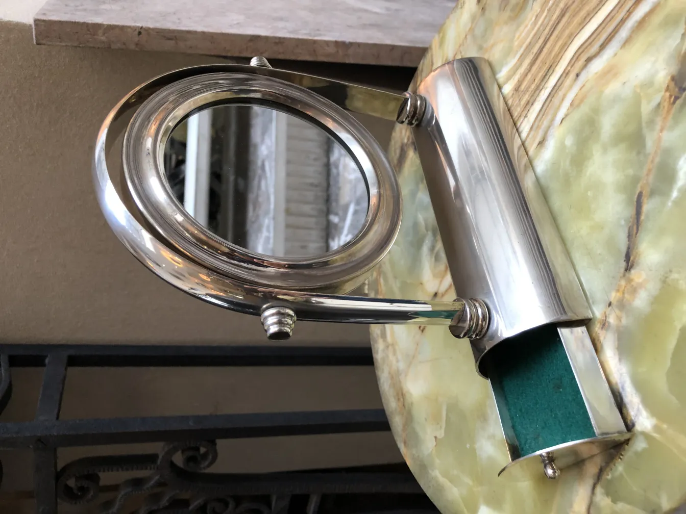 antiker kosmetikspiegel mit art-nouveau-design und einzigartigen details