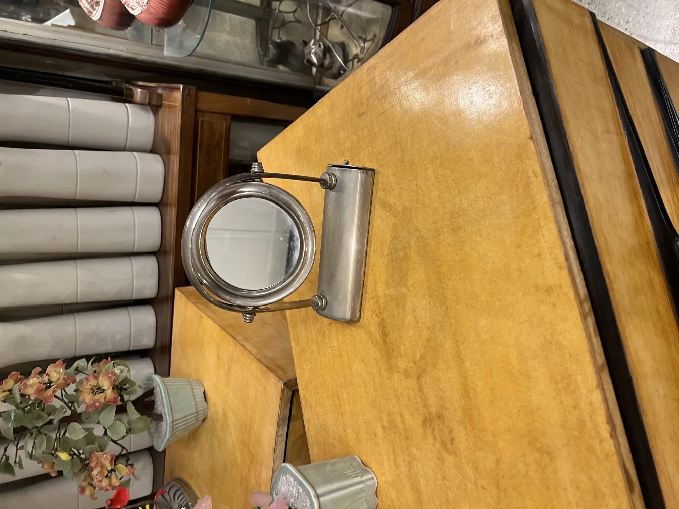 espejo antiguo con soporte en ambiente decorativo