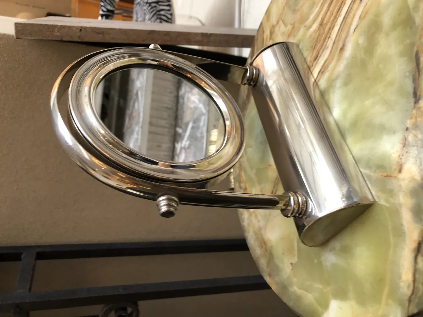 مرآة عتيقة دائرية مع قاعدة بأسلوب فن جديد