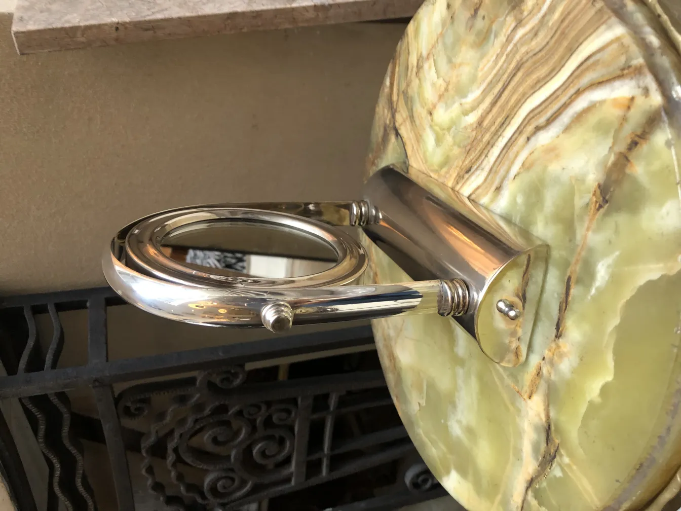 espelho antigo com base em um ambiente elegante