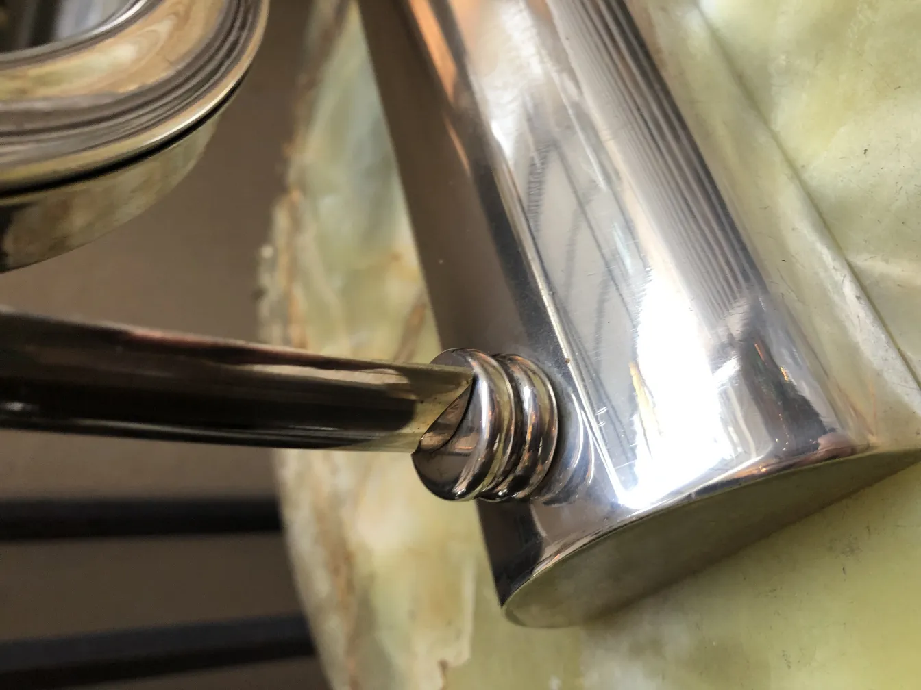 antiker kosmetikspiegel mit art nouveau-details in eleganter umgebung