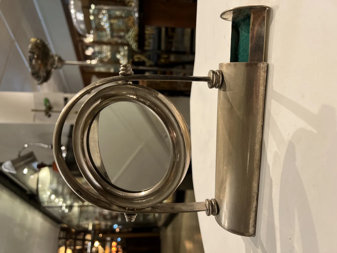 antigo espelho art nouveau com detalhes decorativos em um ambiente elegante