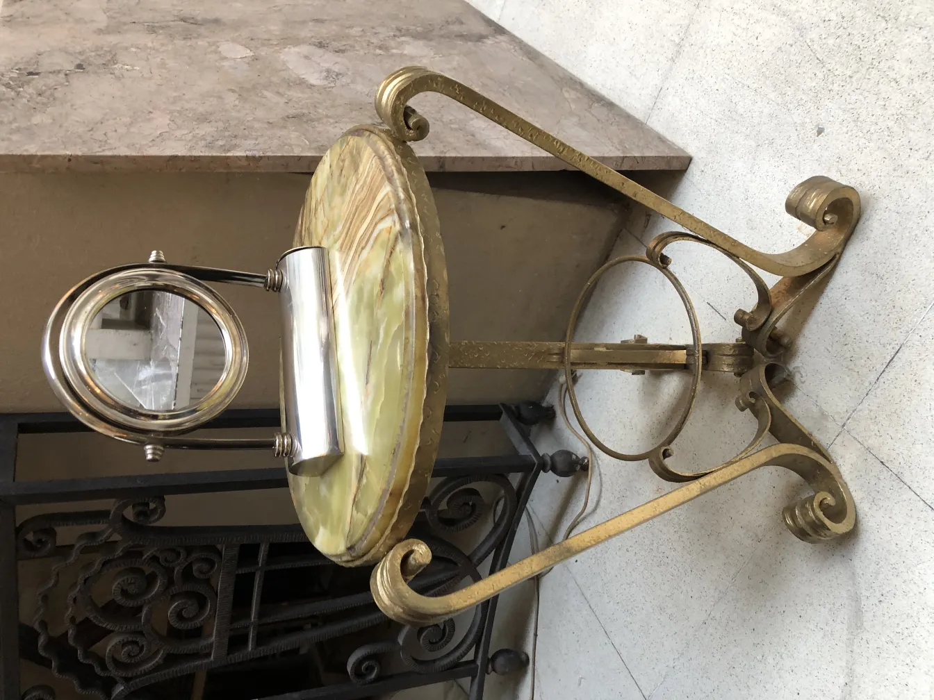 Specchio antico con supporto decorativo in stile Art Nouveau