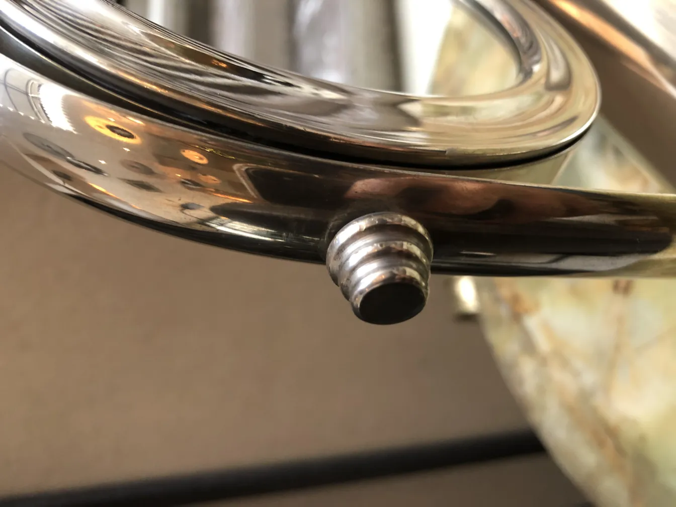 古董镜子，具有装饰性框架，置于经典环境中。